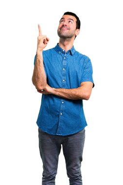 Harika bir fikir işaret parmağı ile işaret mavi gömlek ile yakışıklı adam