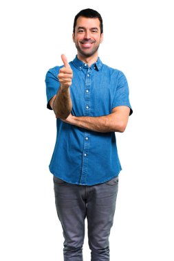 Jest Yaşasın vererek ve gülümseyen mavi gömlek ile yakışıklı adam