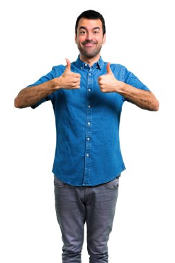 Jest Yaşasın vererek ve gülümseyen mavi gömlek ile yakışıklı adam