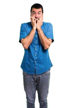 Mavi gömlek yakışıklı adam biraz gergin ve korkmuş.