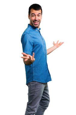 Mavi gömlek kibirli ve kendini beğenmiş yakışıklı adamla aşk kendini kavramı