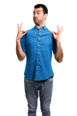 Mavi gömlek kibirli ve kendini beğenmiş yakışıklı adamla aşk kendini kavramı