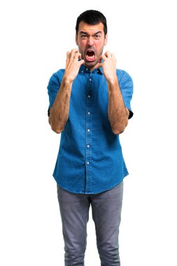 Kızgın ve Öfkeli öfkeli jest olarak mavi gömlek ile yakışıklı adam