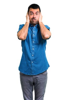 Her iki kulak elleriyle kapsayan mavi gömlek ile yakışıklı adam