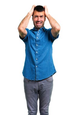 Mavi gömlek mutsuz ve bir şey ile sinirli olan yakışıklı adam. Negatif yüz ifadesi