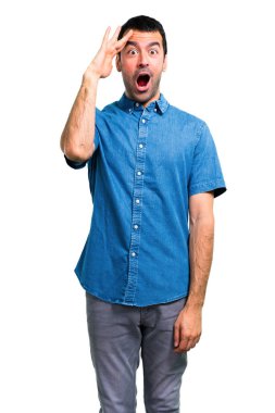 Mavi gömlek niyetinde ile yakışıklı adam çözüm anlar