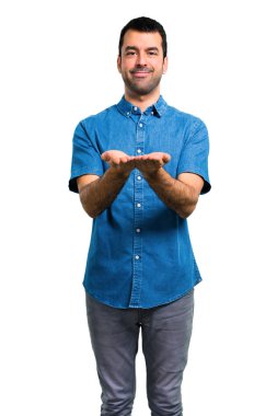 Mavi gömlek boşaltmak hayali avuç içinde holding ile yakışıklı adam