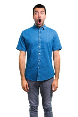Sürpriz ve şok yüz ifadesi ile mavi gömlek ile yakışıklı adam