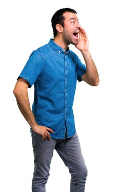 Mavi gömlek ile ağız açık bağırarak ile yakışıklı adam