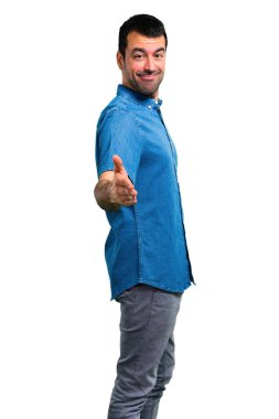 İyi bir anlaşma sonra mavi gömlek el sıkışma ile yakışıklı adam