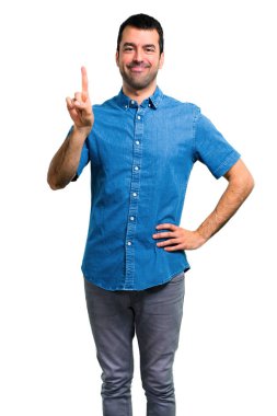 Mavi gömlek numaralı işaret sayma ile yakışıklı adam