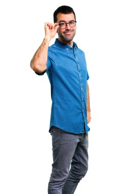 Yakışıklı adam mavi gömlek ve gözlük