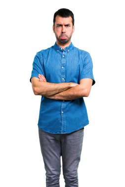 Mavi gömlek ile üzgün yakışıklı adam