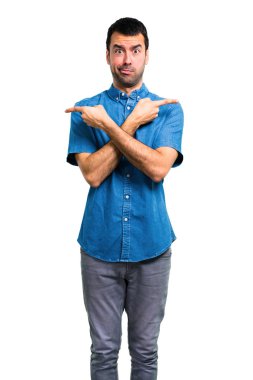 Şüpheleri Laterallerin işaret eden mavi gömlek ile yakışıklı adam