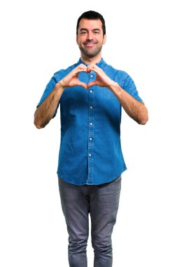 Yakışıklı adam mavi gömlek elleri ile bir kalp yapma