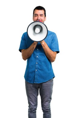 Mavi gömlek bir megafon holding ile yakışıklı adam