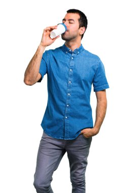 Mavi gömlek kahve tutan yakışıklı adamla götürmek için