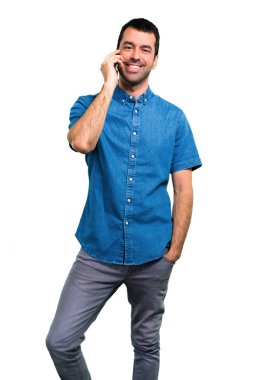 Mavi gömlek için mobil konuşuyor yakışıklı adam