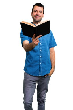 Mavi gömlek bir kitap okuma ile yakışıklı adam