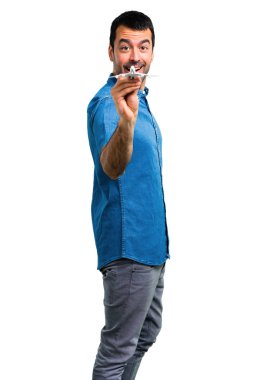 Mavi gömlek bir oyuncak uçak holding ile yakışıklı adam