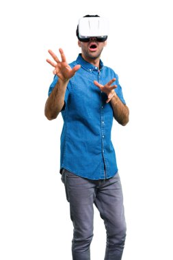 Vr gözlükle mavi gömlek ile yakışıklı adam