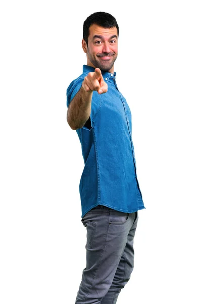 Knappe Man Met Blauwe Shirt Punten Vinger — Stockfoto