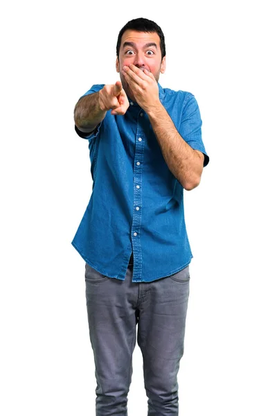 Bărbat Frumos Cămașă Albastră Îndreptată Degetul Spre Cineva Râzând Mult — Fotografie, imagine de stoc