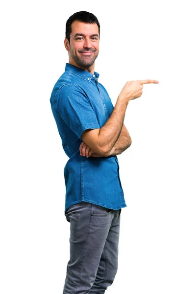 Pohledný Muž Modrou Košili Ukazující Prstem Stranu Prezentace Produktu — Stock fotografie