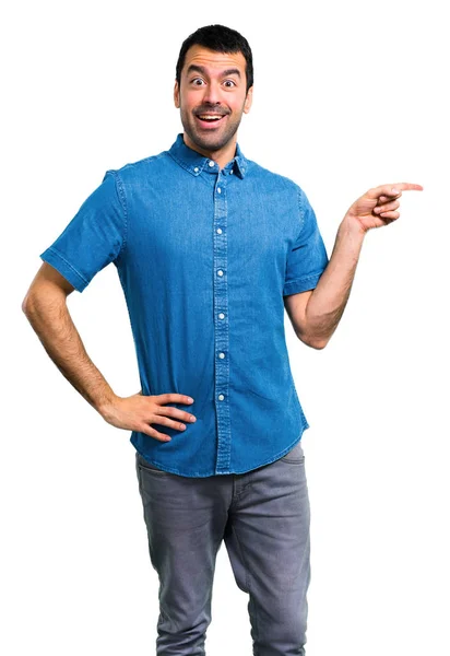 Parmak Tarafına Işaret Bir Ürün Sunma Mavi Gömlek Ile Yakışıklı — Stok fotoğraf