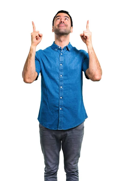 Knappe Man Met Blauwe Shirt Wijzen Met Wijsvinger Een Geweldig — Stockfoto