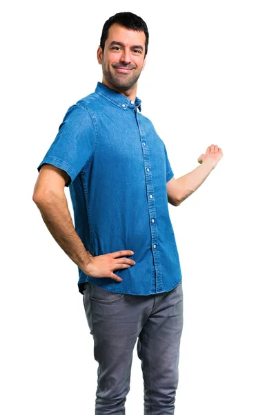 Красивый Мужчина Синей Рубашке Указывающий Назад Указательным Пальцем — стоковое фото