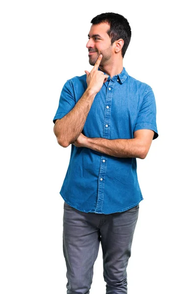 穿着蓝色衬衫的帅哥站着望着旁边 — 图库照片