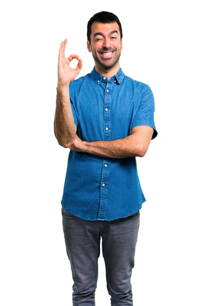Parmaklar Işaretiyle Gösterilen Mavi Gömlek Ile Yakışıklı Adam — Stok fotoğraf