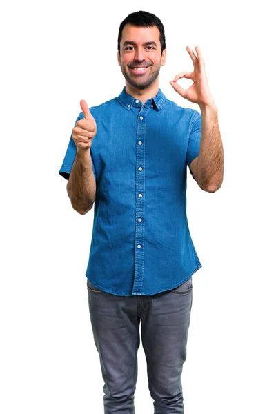 Przystojny Mężczyzna Niebieską Koszulę Wyświetlono Znak Palcami — Zdjęcie stockowe