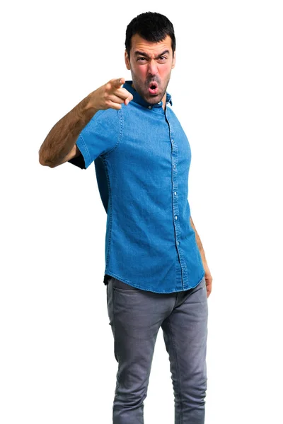 青いシャツ イライラと怒りは猛烈なジェスチャーでハンサムな男 — ストック写真