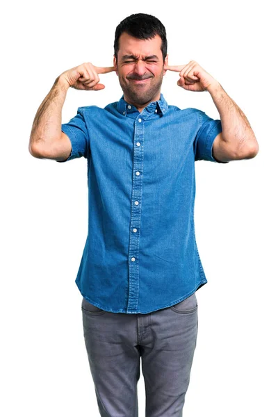 Przystojny Mężczyzna Niebieską Koszulę Obejmujących Oba Uszy Rękami — Zdjęcie stockowe