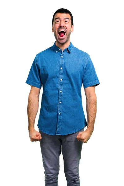 Schöner Mann Mit Blauem Hemd Schreit Mit Weit Aufgerissenem Mund — Stockfoto