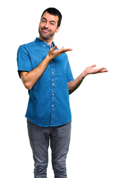 Przystojny Mężczyzna Niebieską Koszulę Prezentując Zapraszając Kontaktu — Zdjęcie stockowe