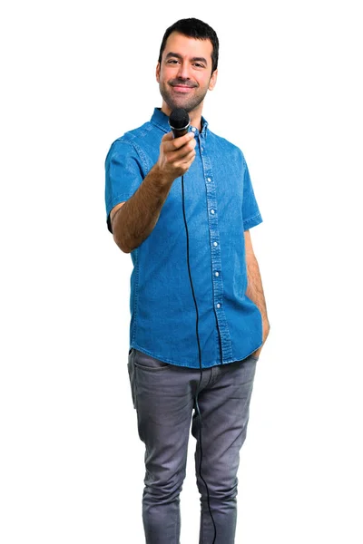 帅气的男人与蓝色衬衫唱歌与话筒 — 图库照片