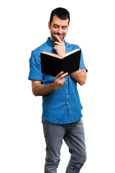 Knappe Man Met Blauwe Shirt Lezen Van Een Boek — Stockfoto
