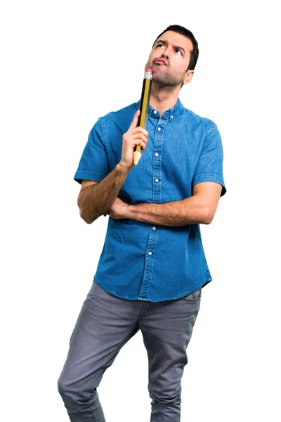 Przystojny Mężczyzna Niebieską Koszulę Posiadający Duży Ołówek — Zdjęcie stockowe