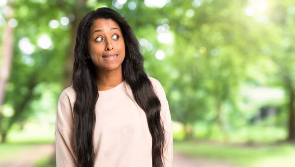 Giovane Donna Afro Americana Nervoso Spaventato Premendo Denti All Aperto — Foto Stock