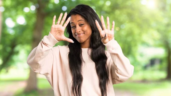 Молодих Афро Американку Підрахунку Дев Ять Пальцями Відкритому Повітрі — стокове фото