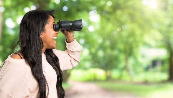 Unga Afro Amerikansk Kvinna Och Tittar Avstånd Med Kikare Utomhus — Stockfoto