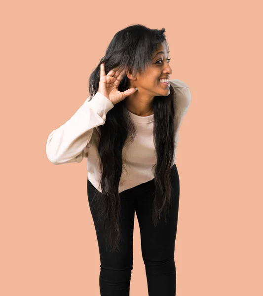 Молодих Афро Американської Жінкою Слухати Щось Поклавши Руку Вухо Ізольованих — стокове фото