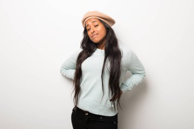 Beyaz duvar için bir çaba yapılmış olan sırt ağrısı muzdarip genç afro Amerikalı kadın