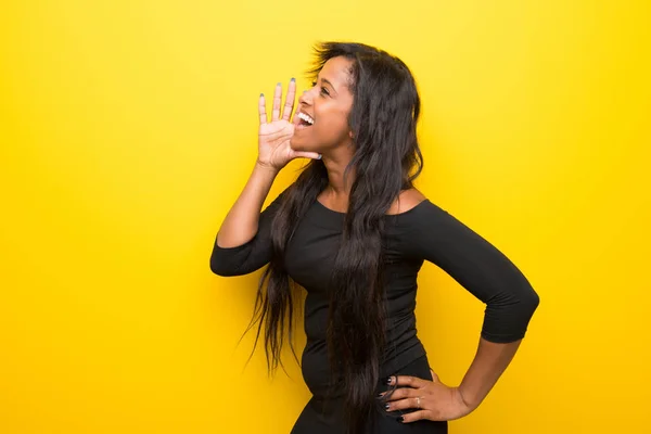 Молодих Афро Американку Яскраві Жовтому Тлі Кричали Широко Відкритими Бічних — стокове фото