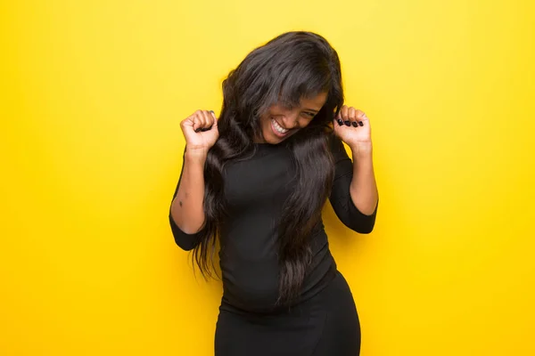 Молодих Афро Американку Яскраві Жовтому Тлі Щасливі Стрибки — стокове фото