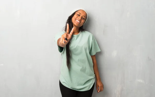 Молодих Афро Американської Жінкою Текстурованому Фоні Посміхаючись Показуючи Знак Перемоги — стокове фото