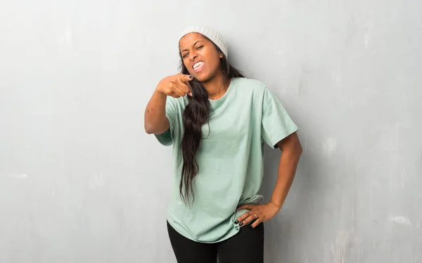 Молодих Афро Американської Жінкою Текстурованому Фоні Розчаровані Поганої Ситуації Вказуючи — стокове фото